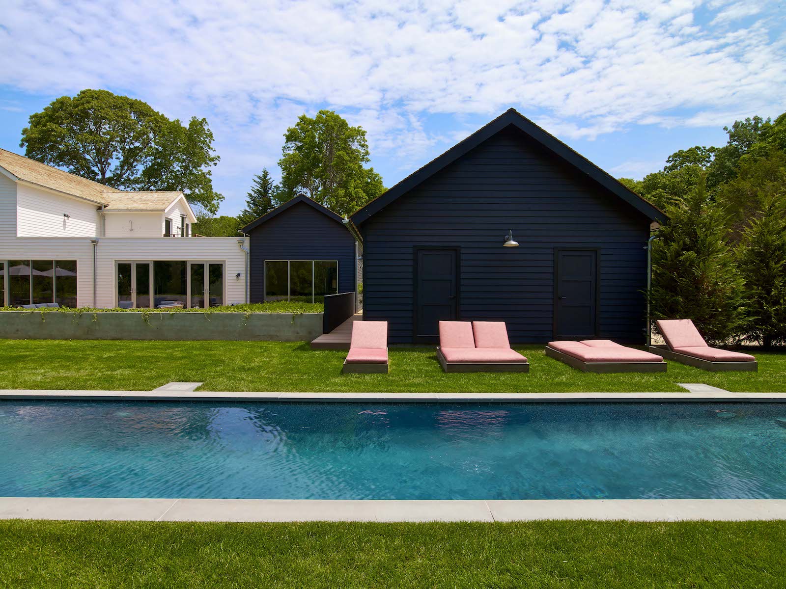 The Latest Trend In Architecture For Summer Homes Black